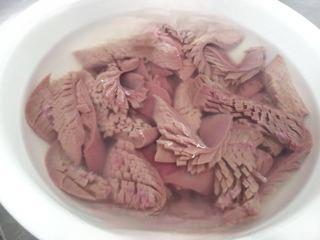 Pork Kidney Stir-Fry step 9: Place the kidney pieces in a bowl and rinse under running water to remove blood.