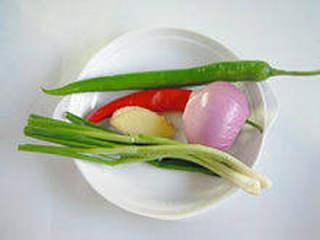 Recipe step 2: Prepare the side dishes: green and red peppers, spring onion, ginger, scallion.