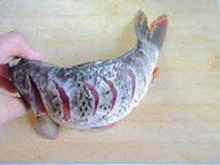 Recipe step 4: The carp with diagonal slashes. Note that the cuts should be at a slant, not str