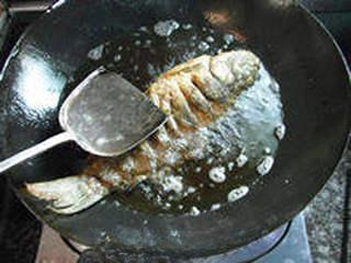 Recipe step 8: Heat oil in a pan until it reaches about 70% hot, then fry the carp until its ou