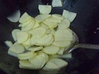 Recipe Title step 3: Stir-fry the potato slices with lard over low heat.