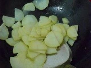 Recipe Title step 4: When the edges of the potatoes turn slightly golden, remove excess oil and add s