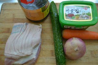 Buckwheat and Pork Stew with Noodles step 1: Prepare the ingredients: 400g pork belly, 3 tablespoons Korean soybean paste (Ko