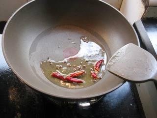 Steamed Tofu with Minced Pork step 5: In another pan, heat oil and fry Sichuan peppercorns and red chili peppers until