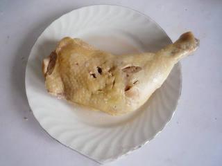 Spicy Chicken Thigh Salad step 4: Remove the chicken from the pot and let it cool down.
