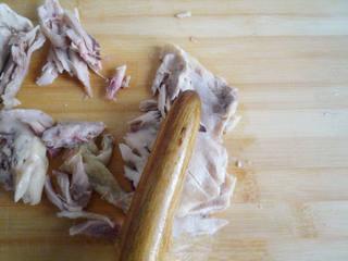 Spicy Chicken Thigh Salad step 8: Remove meat from chicken bones, gently pound with a rolling pin to soften the me