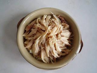 Spicy Chicken Thigh Salad step 9: Tear the softened chicken into fine shreds and arrange over the scallion strips.