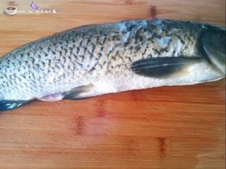 Sichuan Oil-Poured Fish Fillets step 1: Clean the carp thoroughly, removing the black membrane inside the cavity and any