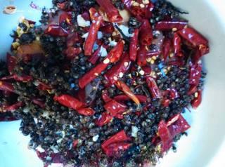 Sichuan Oil-Poured Fish Fillets step 10: Arrange dried chilies and Sichuan peppercorns in a serving bowl. Spread the mari
