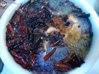 Sichuan Oil-Poured Fish Fillets step 12: Slowly pour the hot oil over the fish while gently stirring to ensure the fish c