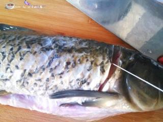 Sichuan Oil-Poured Fish Fillets step 2: Make small cuts near the head and tail to remove the fish tendons.