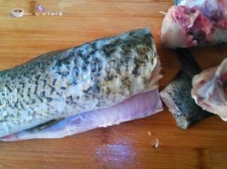 Sichuan Oil-Poured Fish Fillets step 3: Remove the head and tail.