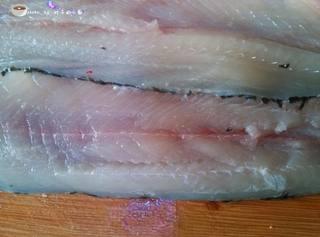 Sichuan Oil-Poured Fish Fillets step 4: Fillet the fish and separate the meat from the bones.
