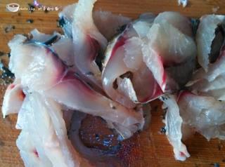 Sichuan Oil-Poured Fish Fillets step 5: Slice the fish fillets thinly.