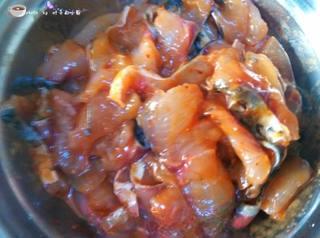Sichuan Oil-Poured Fish Fillets step 7: Marinate the fish slices with doubanjiang, light soy sauce, egg white, sesame oi