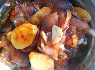 Sichuan Oil-Poured Fish Fillets step 8: Top the fish with ginger and garlic, cover, and marinate for about 2 hours.