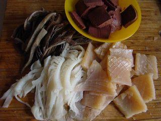 Mao Xue Wang (Sichuan Spicy Duck Blood Hot Pot) step 1: Cut the duck blood into slices, beef tripe into thin strips, tofu skin into ribb