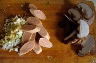 Mao Xue Wang (Sichuan Spicy Duck Blood Hot Pot) step 2: Slice the ham and mushrooms. Finely chop the green onions, ginger, and garlic.