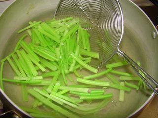 Mao Xue Wang (Sichuan Spicy Duck Blood Hot Pot) step 3: Bring a pot of water to a boil and blanch the bean sprouts (or celery if using).