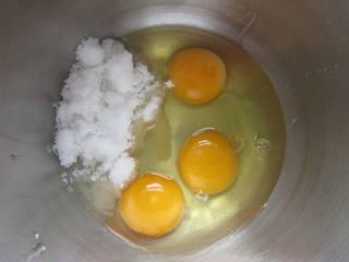 Cake Recipe step 2: Whisk eggs in a clean bowl free of grease and water, then add sugar.