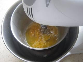 Cake Recipe step 3: Use an electric mixer to whisk over warm water until the mixture is slightly whi