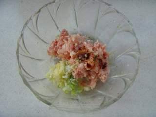 Crispy Lotus Root Stuffed with Pork step 1: Finely chop the pork belly and combine it with minced ginger and scallion. Add s