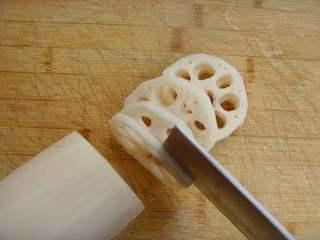 Crispy Lotus Root Stuffed with Pork step 2: Peel and wash the lotus root, then slice it into even rounds. In a bowl, mix the