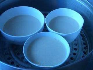 Creamy Milk Recipe step 2: Pour the colostrum into a bowl, then steam it in a steamer pot once water is boi