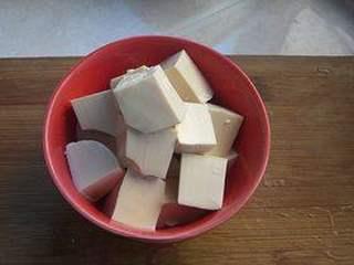 Creamy Milk Recipe step 7: Chop and place in a bowl, and take a look at this white milk tofu—doesn't it res
