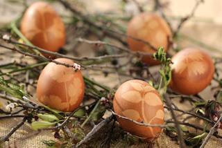 Five-Spice Botanical Tea Eggs step 9: Remove the cloth and leaves to reveal the botanical patterns before serving.