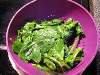 Spinach Salad with Goji Berries and Sesame Dressing step 3: Drain the spinach thoroughly. Briefly blanch the goji berries and set aside.