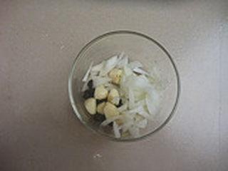 Bitter Gourd and Pork Stir-Fry step 3: Prepare the aromatics.