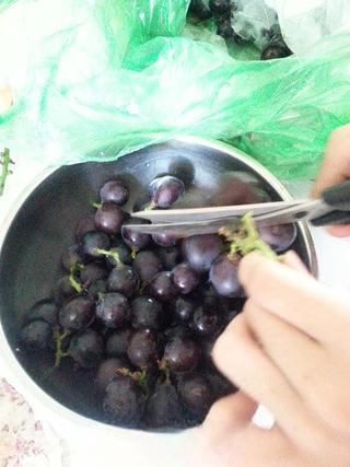 Homemade Grape Wine step 1: Carefully cut the grapes from the clusters with scissors, leaving a small portio