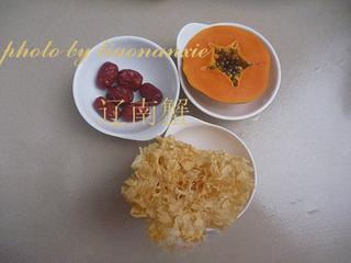 Papaya Snow Fungus Sweet Soup step 1: Prepare the snow fungus, dried red dates, papaya, and sweetener.