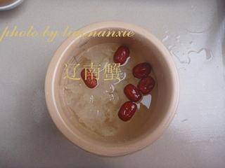 Papaya Snow Fungus Sweet Soup step 3: Place the snow fungus and red dates in a rice cooker or slow cooker. Add water a