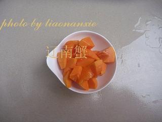 Papaya Snow Fungus Sweet Soup step 4: Peel the papaya and cut it into bite-sized pieces.