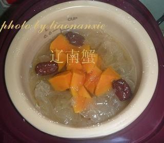 Papaya Snow Fungus Sweet Soup step 5: About 20 minutes before cooking is complete, add the papaya pieces to the cooker