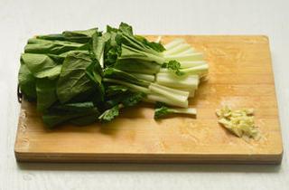 Cabbage and Tofu Soup step 2: Wash and cut bok choy into segments, chop garlic into small pieces.