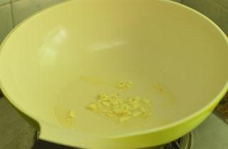 Cabbage and Tofu Soup step 4: Heat oil in a pan, stir-fry minced garlic until fragrant.