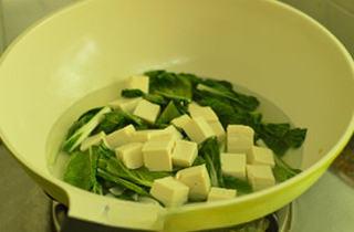 Cabbage and Tofu Soup step 7: Pour in some water and bring to a boil.