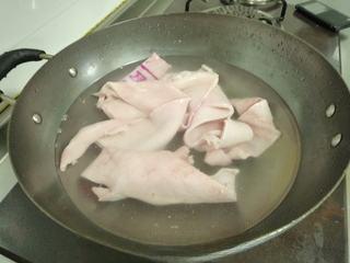 Soup Dumplings (Xiao Long Bao) step 1: Clean the pig skin thoroughly and place it in a pot of water. Bring to a boil.