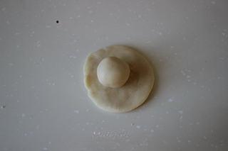 Savory Pork Pastries step 6: Flatten one piece of water-oil dough and place a portion of shortcrust dough in 