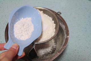 Chocolate Chip Cranberry Cookies step 2: Combine the sifted flour, powdered sugar, salt, and baking powder. Sift the mixt