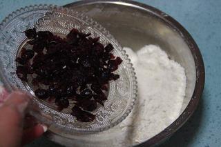 Chocolate Chip Cranberry Cookies step 6: Add the cranberries and mix evenly.