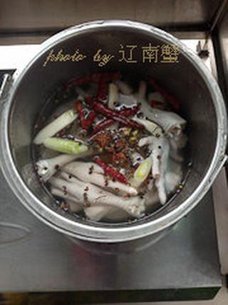 Spicy Pickled Chicken Feet Recipe step 1: Clean the chicken feet thoroughly, trim the nails, and place them in a pot with 