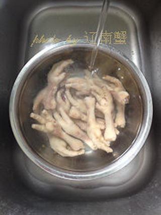 Spicy Pickled Chicken Feet Recipe step 2: Drain the chicken feet and immediately rinse under cold running water for 8 to 1