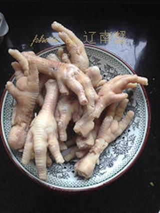 Spicy Pickled Chicken Feet Recipe step 3: Pat the chicken feet dry with paper towels.