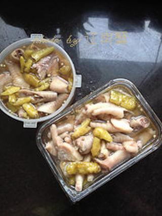 Spicy Pickled Chicken Feet Recipe step 5: Prepare a marinade with fruit vinegar, sugar, salt, pickled chilies, and a small