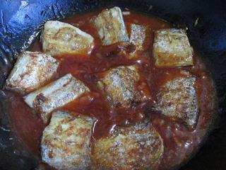 Braised Cod with Tomato Sauce step 11: Place the fried cod pieces into the pot.