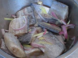 Braised Cod with Tomato Sauce step 3: Mix well and marinate for about half an hour.